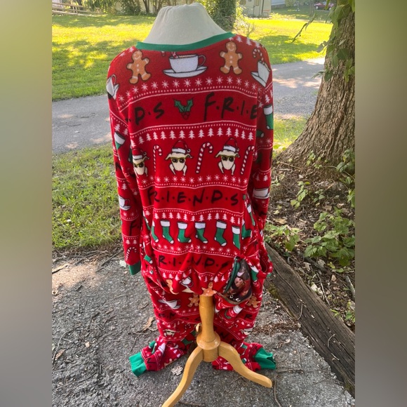FRIENDS RED HOLIDAY ADULT SLEEPWEAR 2X FOOTLESS - Picture 5 of 11